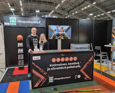 pihapelikentan esittelya messuilla 296