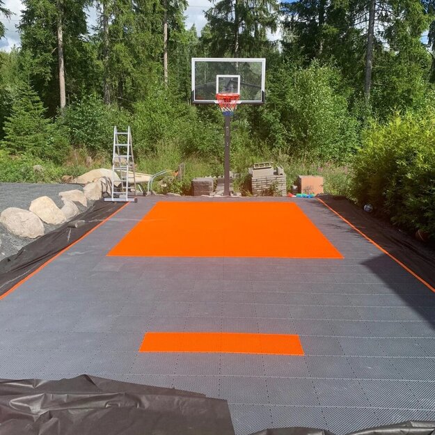 Pihapelikenttä pihakoris