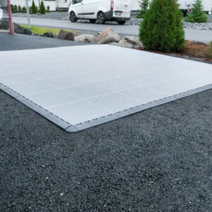 Pihapelikenttä laukaisualusta L