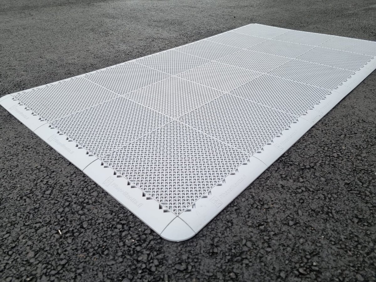 Pihapelikenttä laukaisualusta M