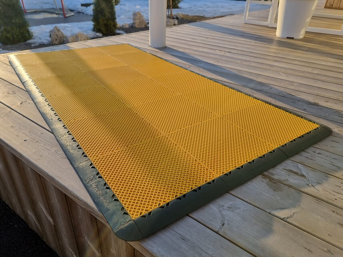 Pihapelikenttä laukaisualusta M